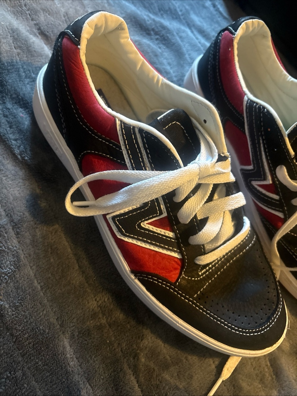 Vans men’s 8.5 Black and Red Lace-Up Skate Sneakers